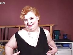 Didelis amateur močiutė su mėgstamų juoda žaislas