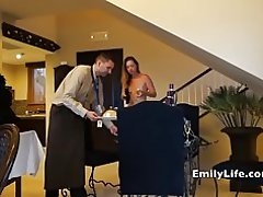 Nuogų merginų atvirų durų aptarnavimas