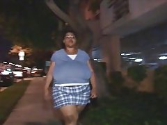 Didžiulis juoda kalytė gauna pakliuvom ir valgo cumload